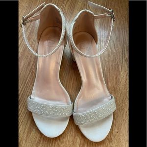 De blossom allover iridescent pearl low block heel sandals size 7w